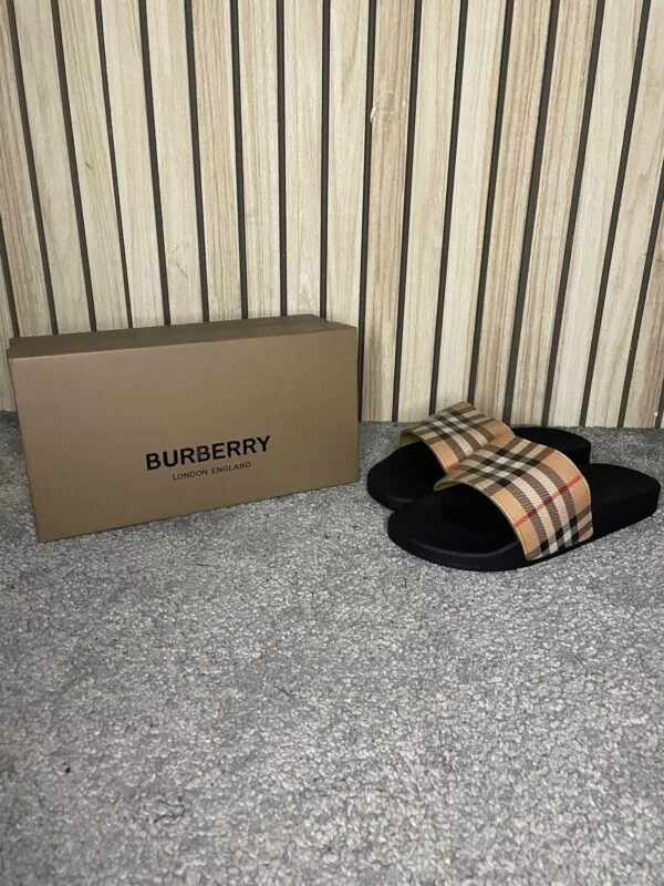 Burberry Slippers Beige
