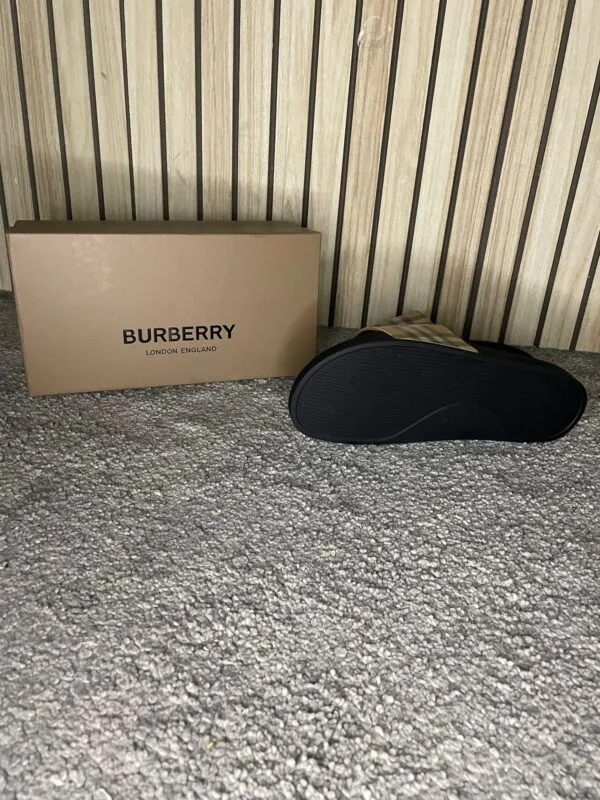 Burberry Slippers Beige