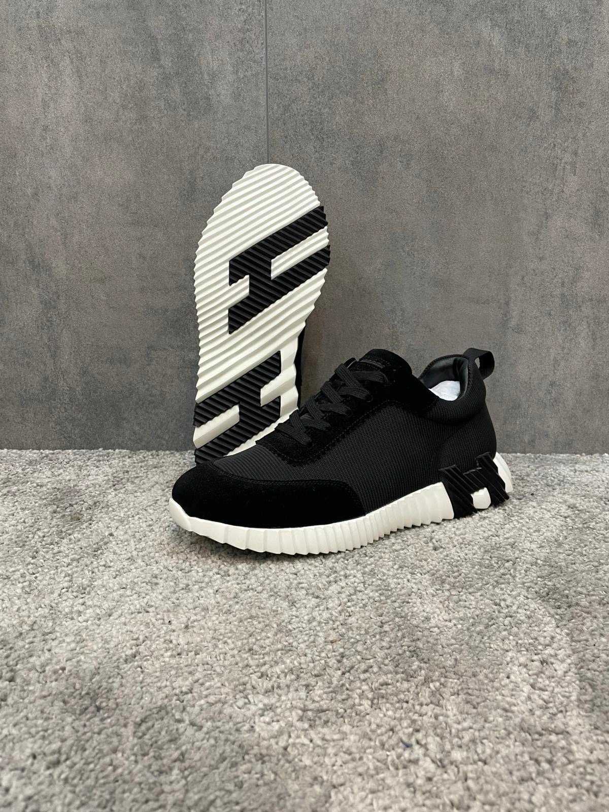 Hermes Bouncing Black On White